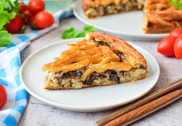 7301510_sloenii_pirog_s_kuricei_i_gribami872328 (607x421, 51Kb)