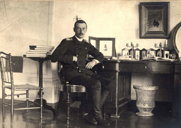 4397599_Velikii_knyaz_Georgii_Aleksandrovich_za_pismennim_stolom__Abastyman (700x494, 84Kb)