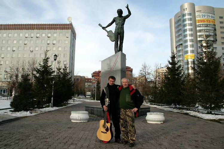 Памятник высоцкому в новосибирске фото