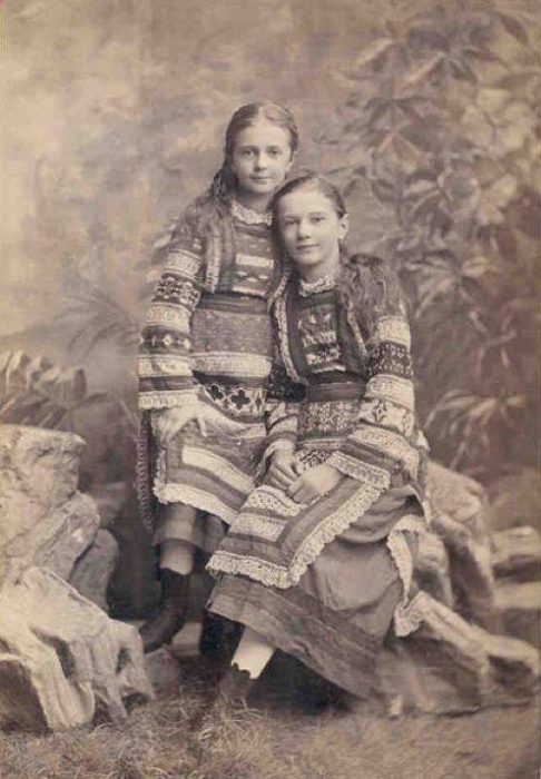 1890 год. Девочки в традиционных украинских костюмах.