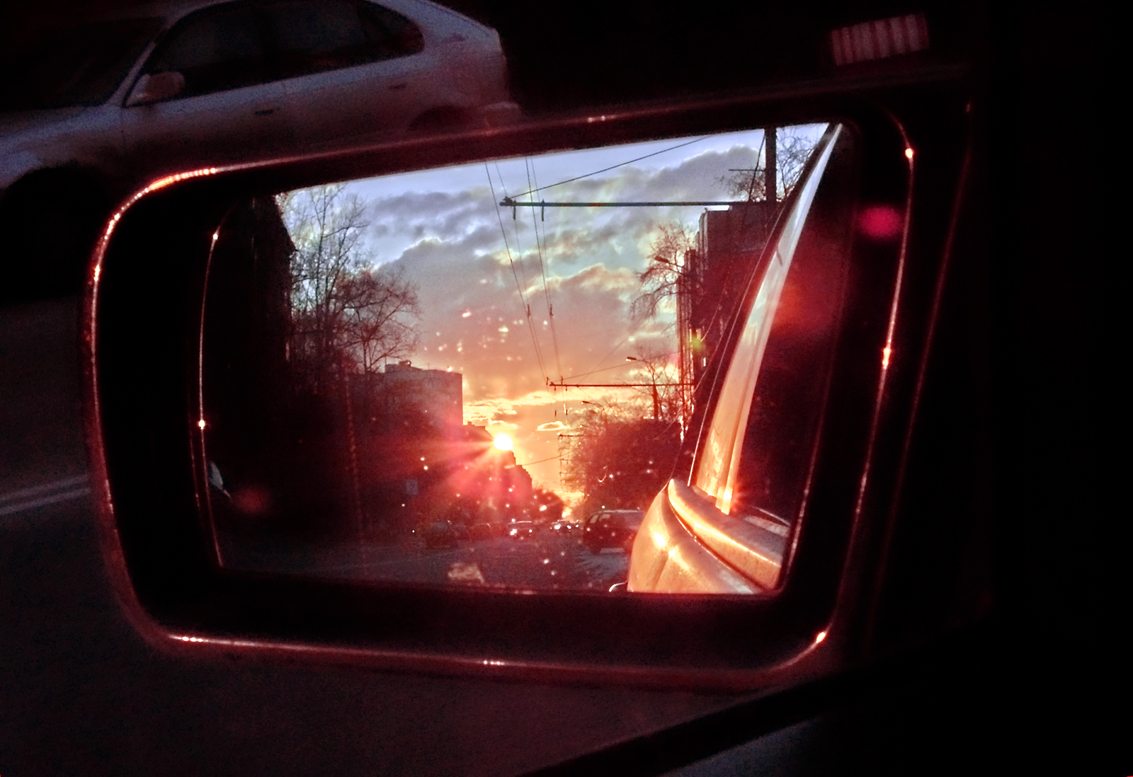 Ночной город в зеркале машины