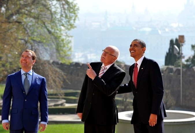 Прага подписание договора снв 3. Медведев и Обама подписывают. Медведев, Обама, Прага. Медведев Обама договор. Медведев и Обама подписали Международный договор.