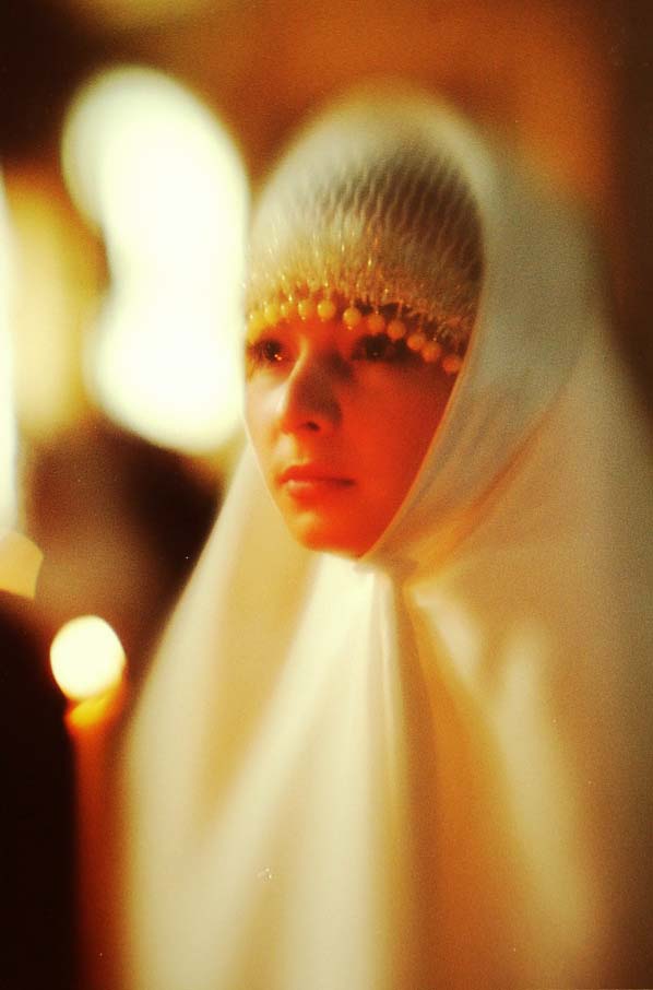 Почему с покрытой головой. Православная женщина. Православная девушка в платке. Красивая девушка в храме. Православная девушка в храме.