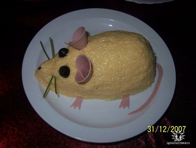 Крысам можно салат. Салат в виде мышки. Новогодний салат в виде мышки. Украшение салата мышка. Еда в виде мышки.