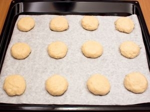 Из теста сформировать небольшие лепешечки (если Вы хотите, чтобы печенье было плоским, лепешечки должны быть тонкими). Противень застелить бумагой для выпечки (или немного смазать маслом). Выложить лепешечки.
