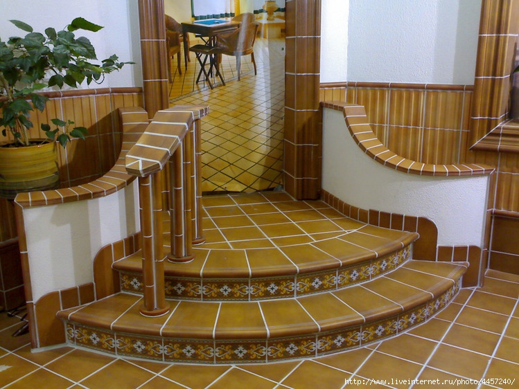 Плитку полукругом. Лестница отделанная плиткой. Отделка лестницы плиткой. Лестница кафельной плиткой. Плитка для круглых ступеней.