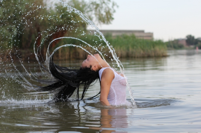 Водный лет. Мадина Сапухина Журайева. Женщины на речке. Девушка плескается в воде. Девушки на реке Волге.