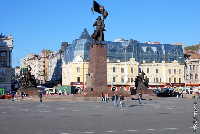 Центральная площадь и статуя борцам за советскую власть