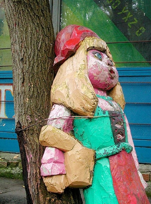 Пьяная Красная Шапочка, зверски примотанная к дереву (Краснодар, Первомайская роща)