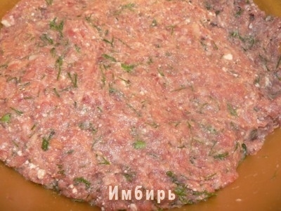 Добавить мелко нарезанную зелень и несколько ложек сливок или молока. Вымесить. Посолить, поперчить, добавить любимые специи и приправы. Я добавила мускатный орех, прованские травы и тимьян.