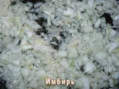 Отставить в сторону и начнем готовить соус. Для соуса важно все ингредиенты, как можно мельче нарезать и натереть. Режем мелко репчатый лук. В сотейнике разогреть растительное масло и слегка обжарить лук.