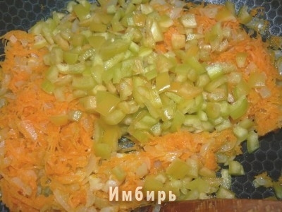 Болгарский перец режем маленькими кубиками. Добавляем к овощам.