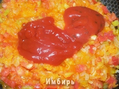 Добавляем томат и кетчуп, сахар, соль по вкусу.