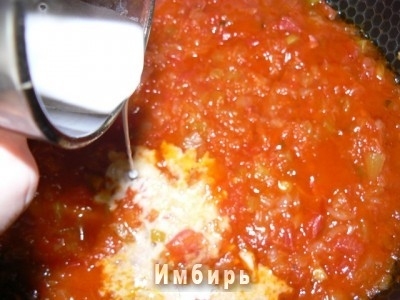Крахмал разводим в ? ст. холодной воды, тщательно размешиваем, чтобы не было комочков. Вливаем в овощи.
