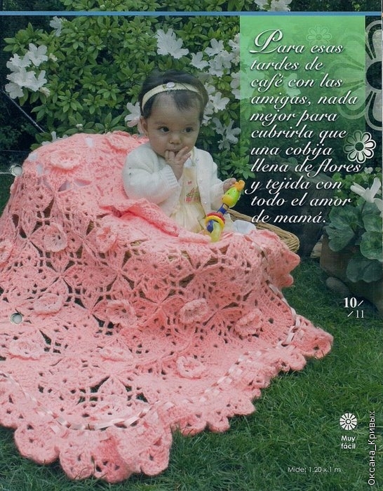 Manta rosa con flores y pasacinta a crochet